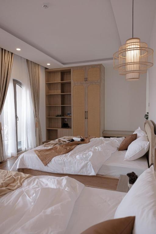 Postel nebo postele na pokoji v ubytování Jodi Dalat Hotel
