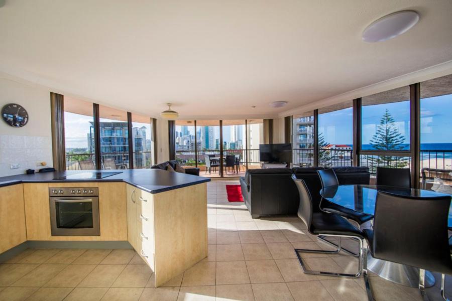 Una sala de estar con vista al mar. en Warringa Surf Holiday Apartments, en Gold Coast