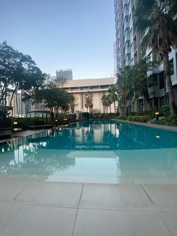 - une piscine au milieu d'un bâtiment dans l'établissement Apartament Bangkok - On Nut, à Bangkok