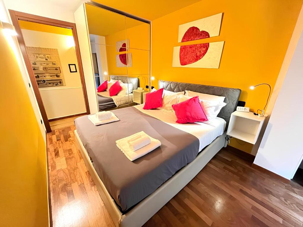 米蘭的住宿－市中心大教堂公寓，一间卧室配有一张带红色枕头和镜子的床