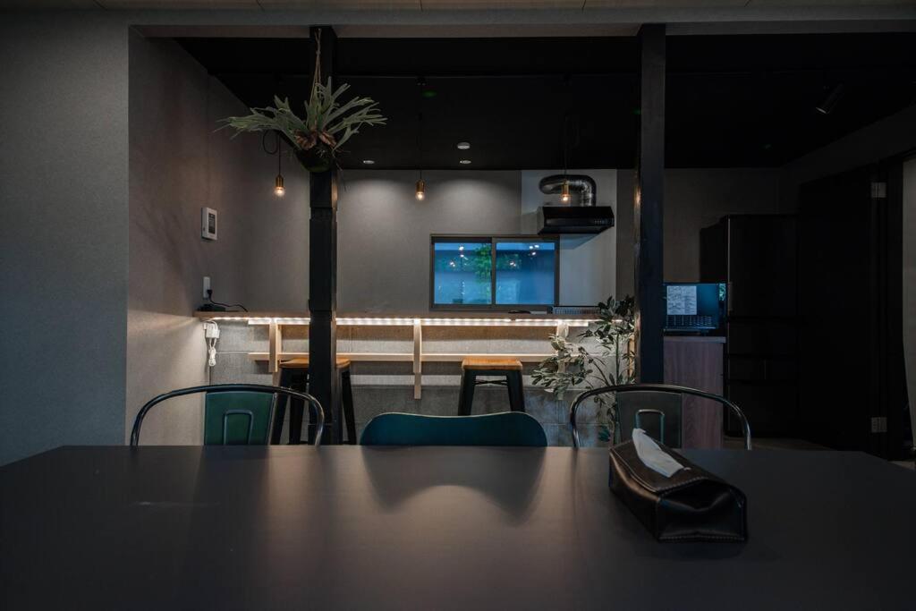 un comedor con una mesa con sillas y una planta en THE GRANDEUR, en Sapporo
