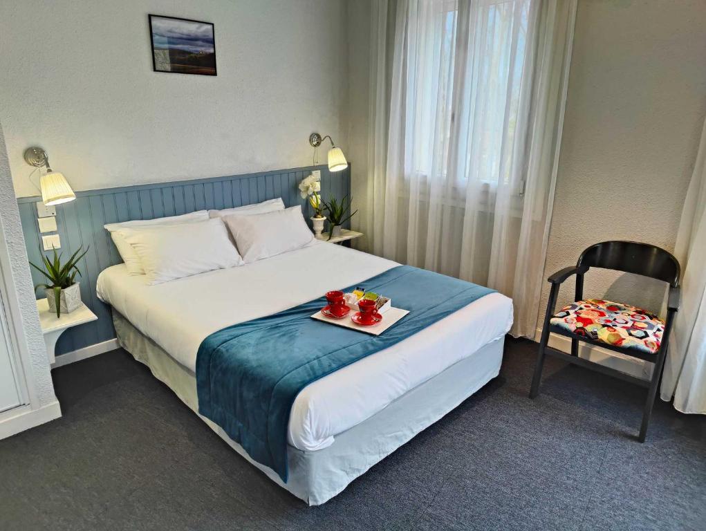 Postel nebo postele na pokoji v ubytování Logis Hôtel Cartier