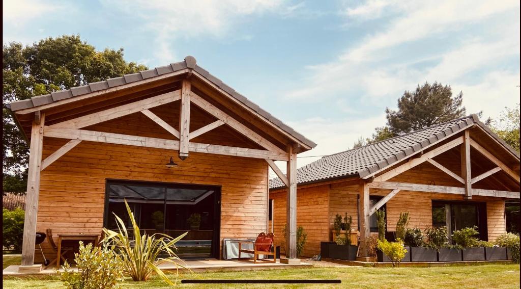 Cette petite maison en bois dispose d'une terrasse. dans l'établissement CHALET MONTANA - AU COTTAGE DU MEDOC - Proche de BORDEAUX, à Saint-Aubin-de-Médoc