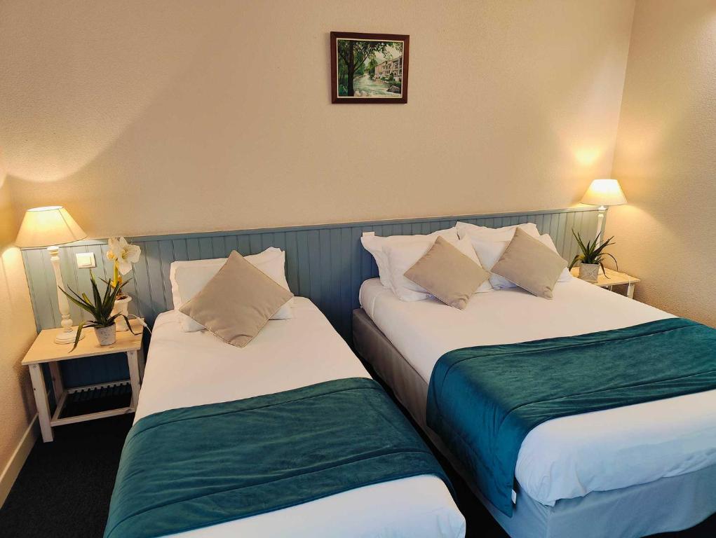 Postel nebo postele na pokoji v ubytování Logis Hôtel Cartier