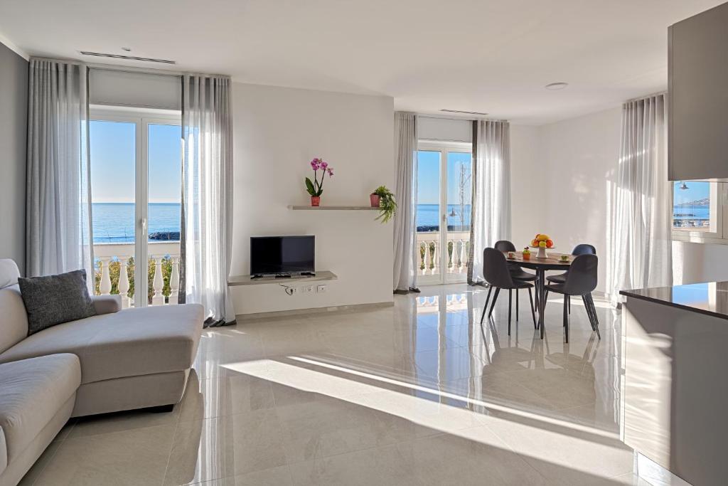 sala de estar con sofá y mesa en Cicolombo, en Santo Stefano al Mare