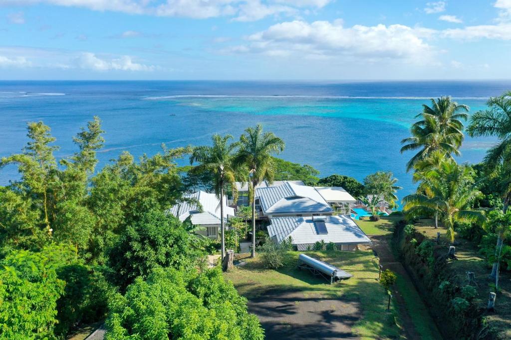una vista aérea de una casa y del océano en Toahotu villa one of a kind villa in Tahiti Iti pool and view - 7 pers, en Afaahiti