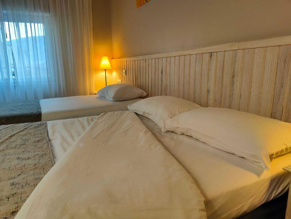 Postel nebo postele na pokoji v ubytování Logis Hôtel Cartier