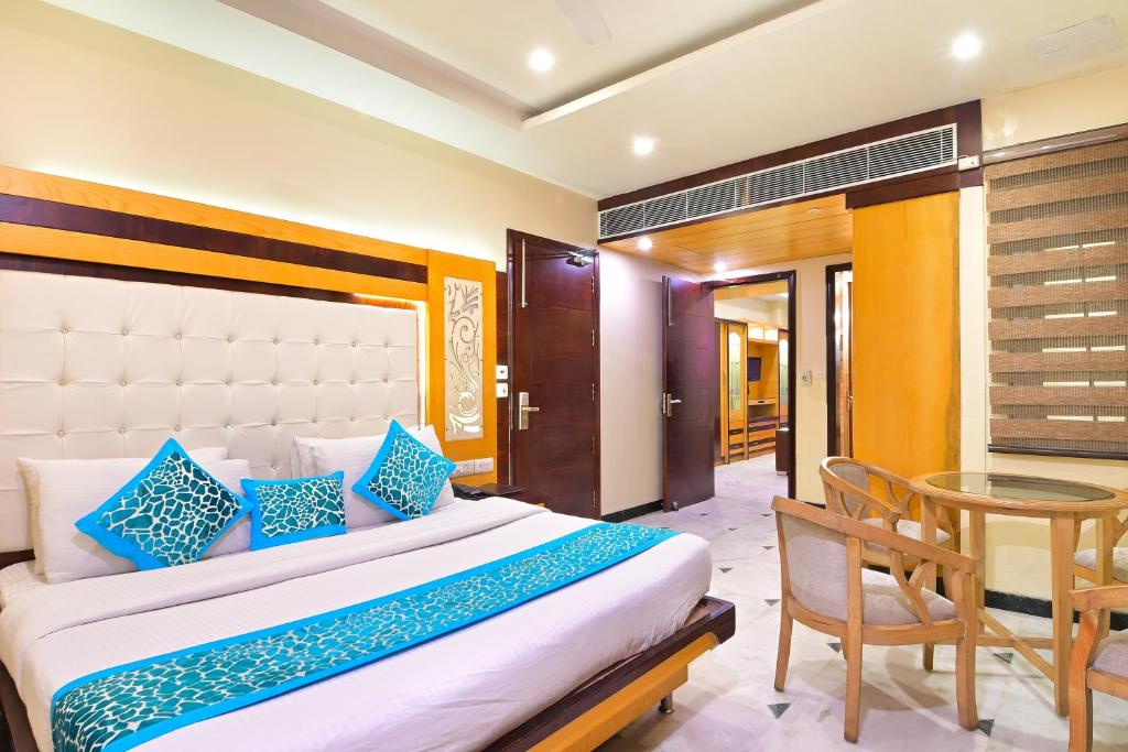 Llit o llits en una habitació de Hari Piorko Inn - Just a min away from New Delhi Railway Station