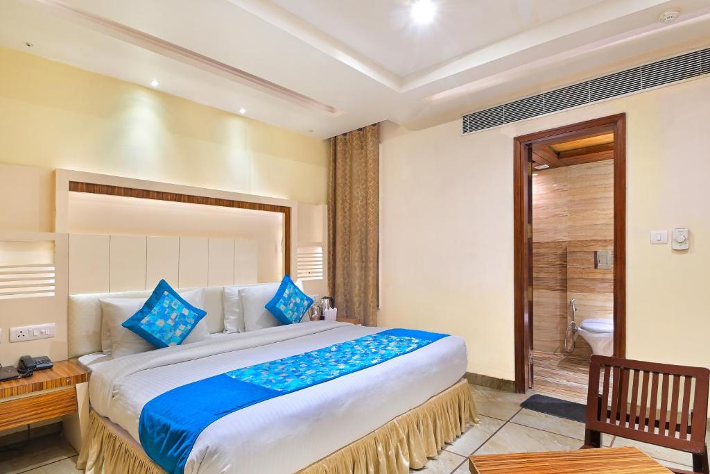 Llit o llits en una habitació de Hari Piorko Inn - Just a min away from New Delhi Railway Station