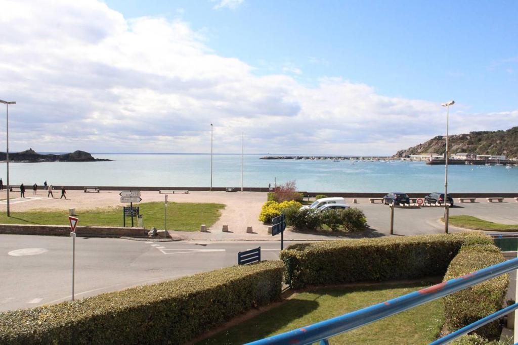 Elle offre une vue sur une plage avec une étendue d'eau. dans l'établissement 511 - A Erquy, en bordure de la plage du centre et à 300m du centre des commerces, à Erquy