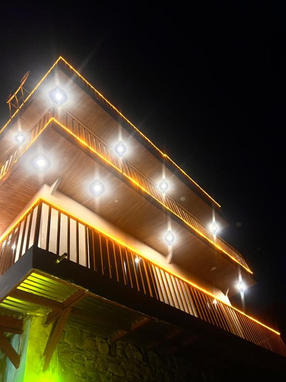 um edifício com luzes em cima à noite em Mountain View cafe em Pokhara