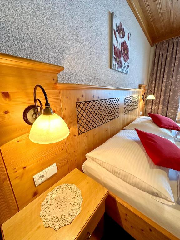 Postel nebo postele na pokoji v ubytování Frühstückspension Seeblick