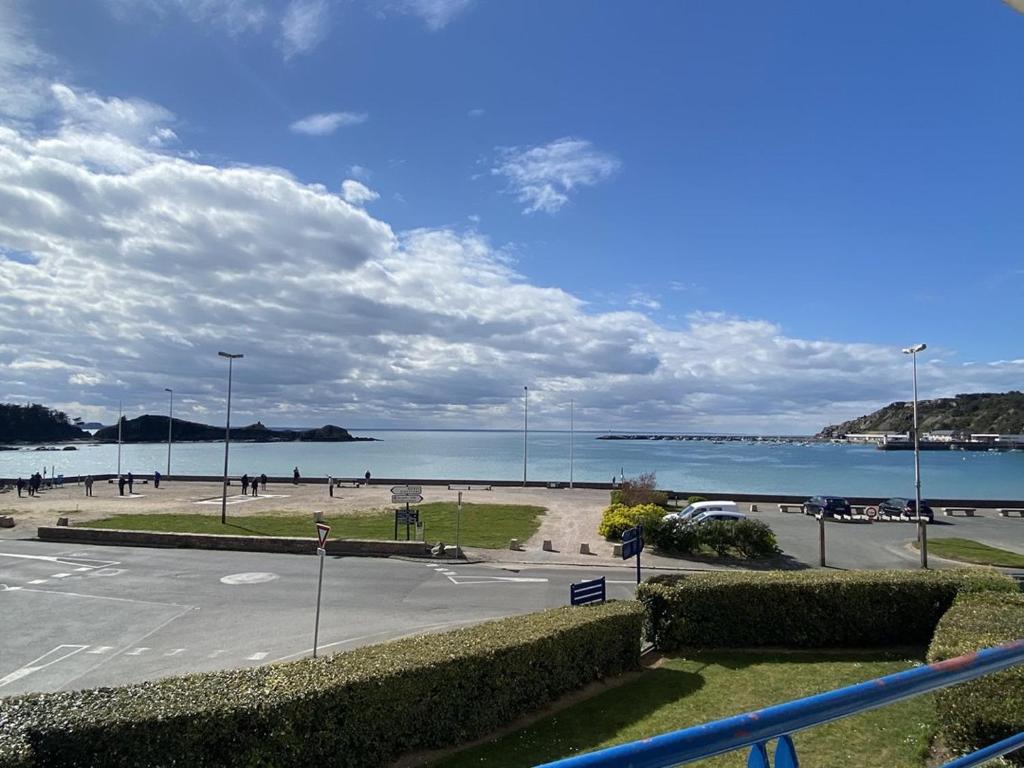 - un parking à côté d'une plage avec une masse d'eau dans l'établissement 512 - A Erquy, en bordure de la plage du centre, à 300m du centre des commerces, à Erquy