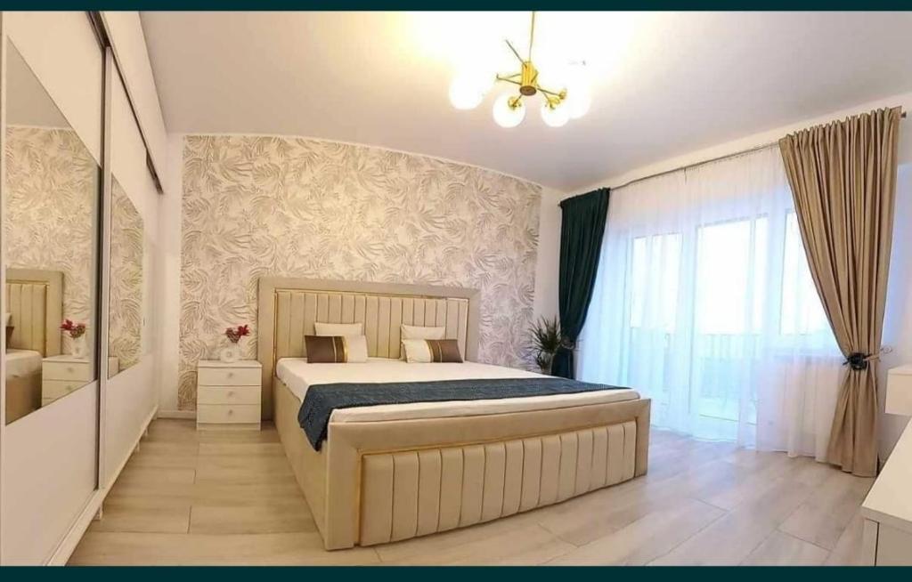 Un dormitorio con una cama grande y una ventana en Love story en Iaşi