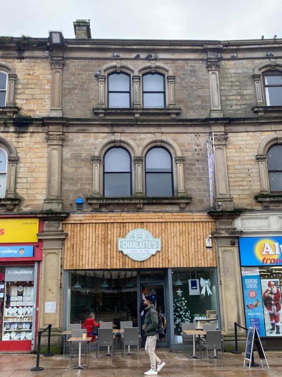 een persoon die voor een gebouw loopt bij No 10, St James Street, Burnley in Burnley