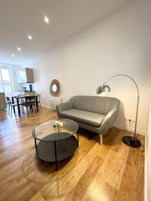 un salon avec un canapé et une table dans l'établissement Magnifique T2 35m2 Prox Gare, à Lyon