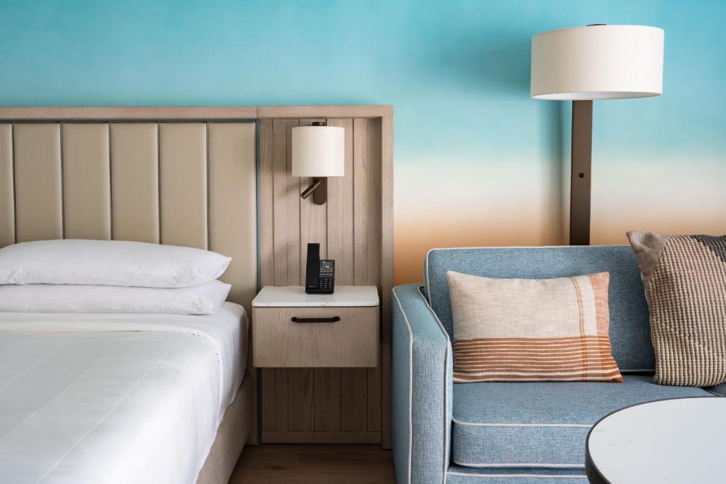 Postel nebo postele na pokoji v ubytování Grand Cayman Marriott Resort