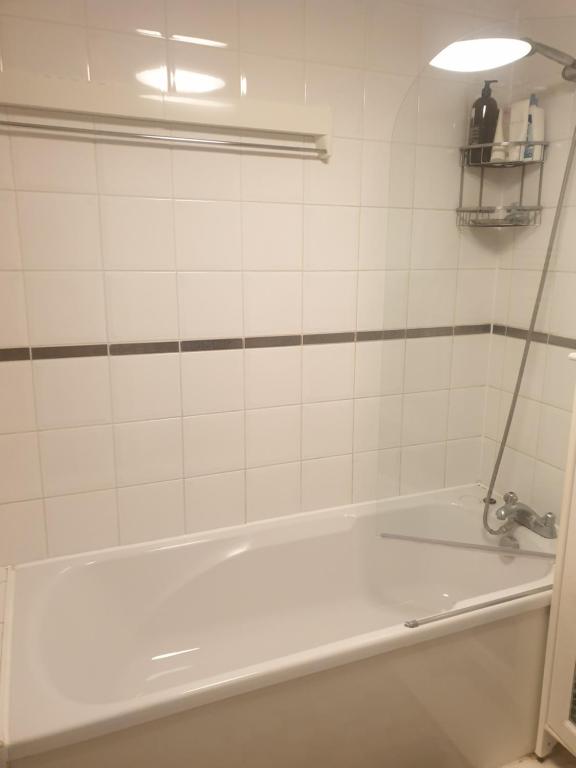 bañera blanca con grifo en el baño en Residential property en Edmonton