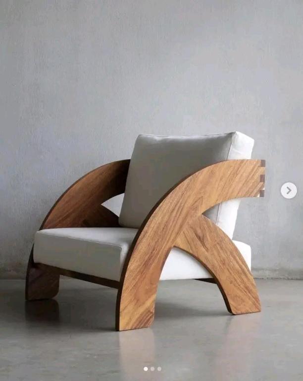 una silla de madera en la parte superior de un piso en Home away from Home, en Kisii
