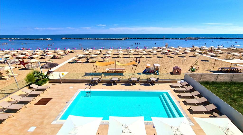 Bazén v ubytování You & Me Beach Hotel nebo v jeho okolí