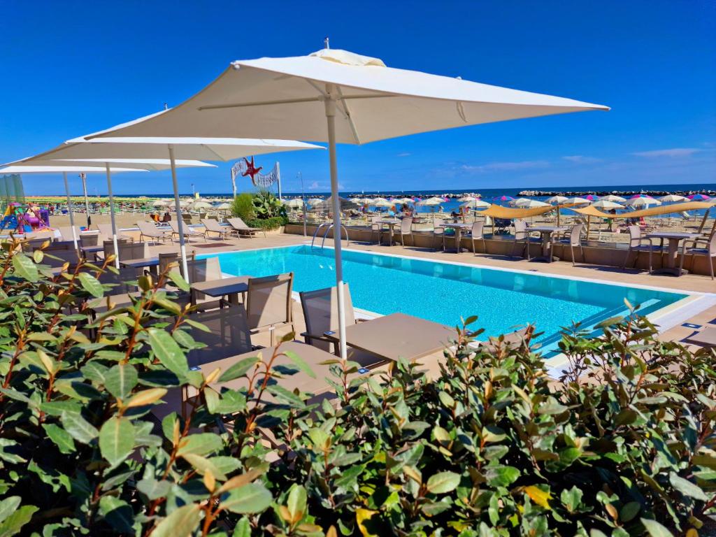 Bazén v ubytování You & Me Beach Hotel nebo v jeho okolí