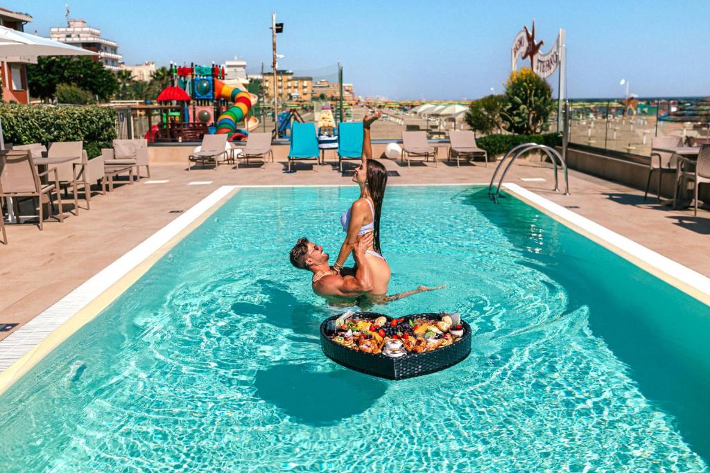 Bazén v ubytování You & Me Beach Hotel nebo v jeho okolí