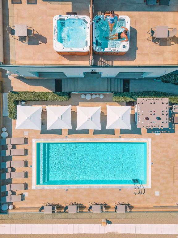 Bazén v ubytování You & Me Beach Hotel nebo v jeho okolí
