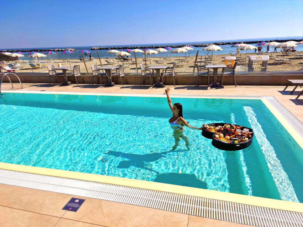 Bazén v ubytování You & Me Beach Hotel nebo v jeho okolí