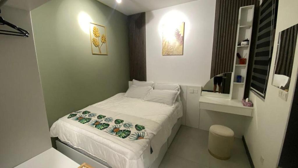 um pequeno quarto com uma cama e um espelho em Neu Suites Residence KLCC em Kuala Lumpur
