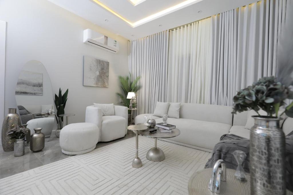 sala de estar con sofá blanco y mesa en شقه فندقيه فاخرة en Riad