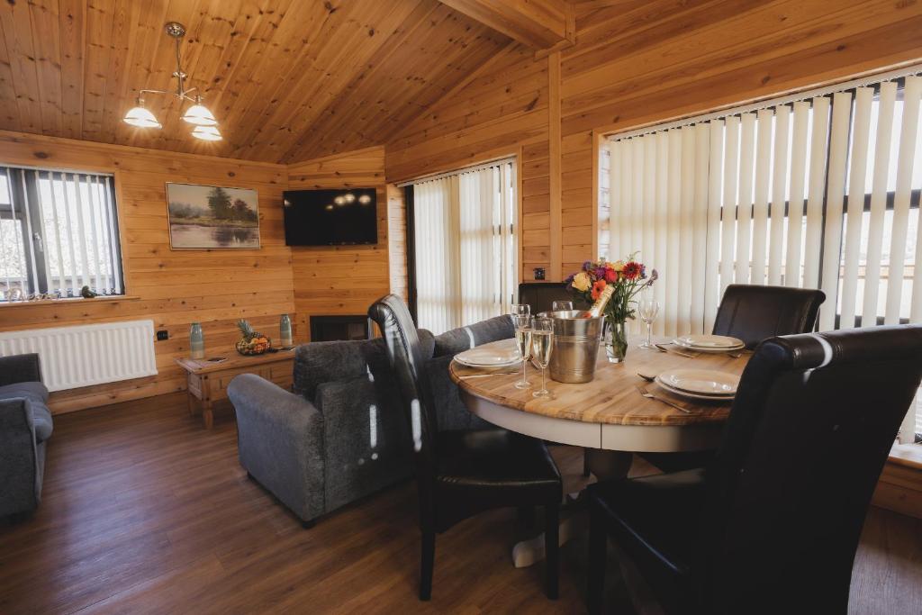 Woodlakes Park By Liv Retreats - Larch Lodge Lakeside视图 - 残疾进入