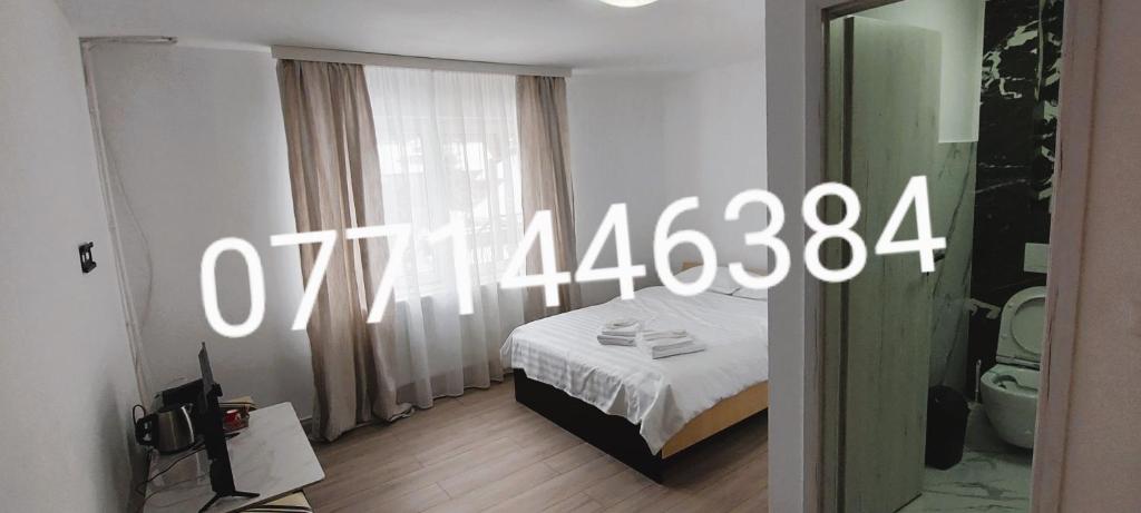 Giường trong phòng chung tại Antic house