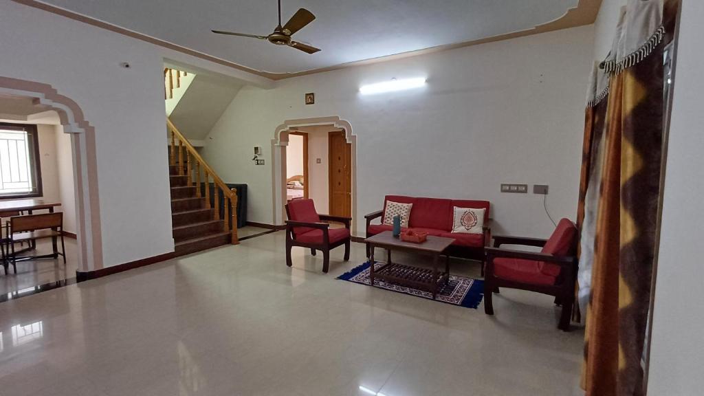 Atpūtas zona naktsmītnē SHI's Velliangiri AC 3BHK Private Villa Near Adiyogi, Coimbatore