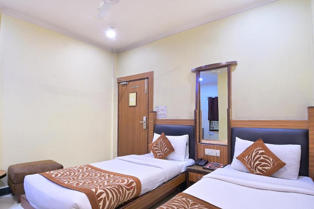Postel nebo postele na pokoji v ubytování Hotel Hari Piorko Grand - 2 Min from New Delhi Railway Station