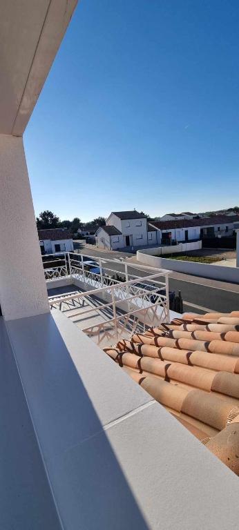 une rangée de chaises assises au-dessus d'un toit dans l'établissement Appartement neuf 39m2 avec balcon à 250m de la plage, à Saint-Vincent-sur-Jard