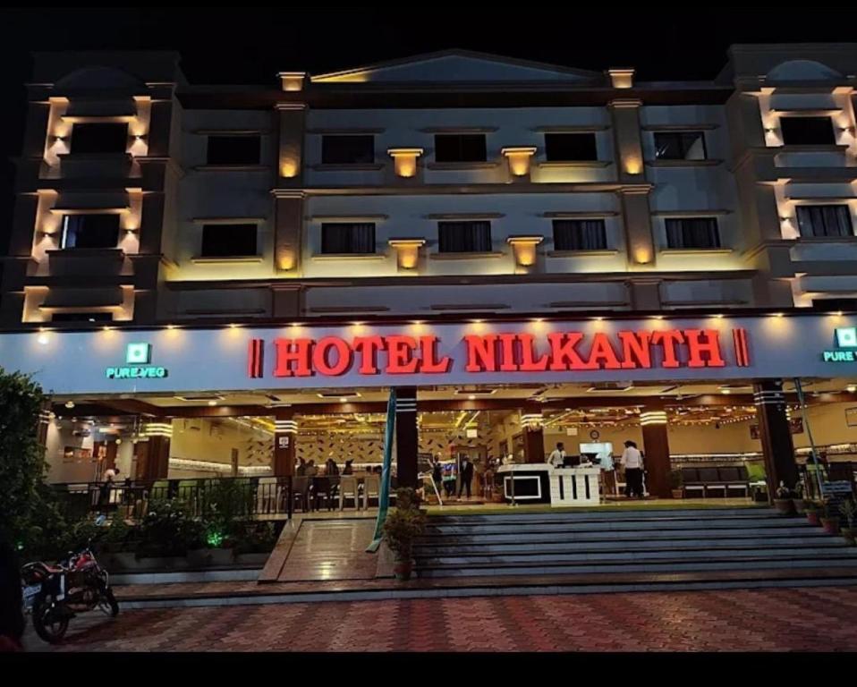 hotel z napisem "hotel niš malawi" w obiekcie Hotel Nilkanth Rooms & Restaurant , Halol w mieście Hālol