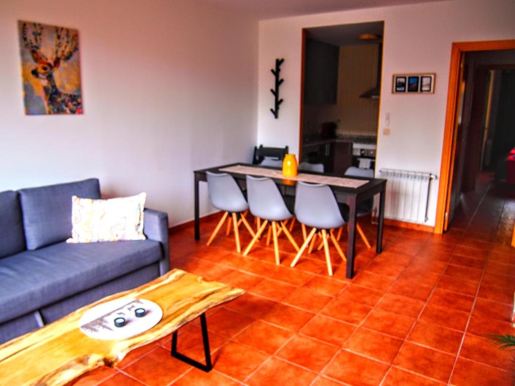 uma sala de estar com um sofá e uma mesa em Las Colmenillas 1 em Tragacete