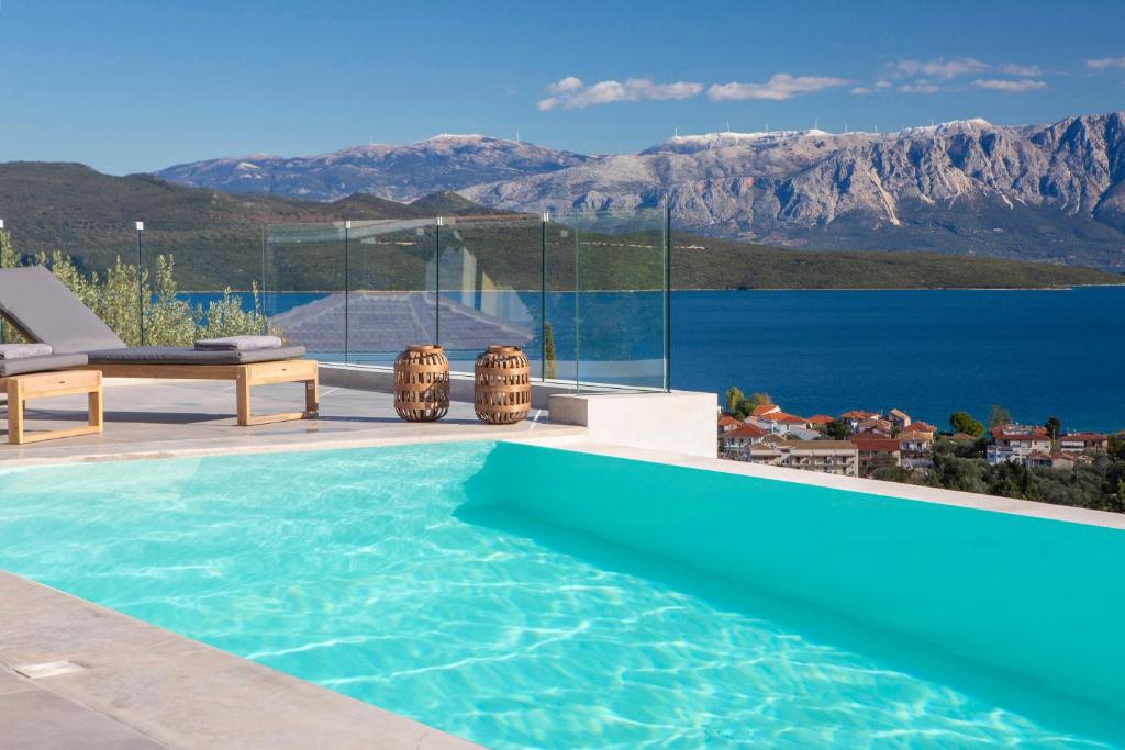 ニキアナにあるVALAGRON VILLAS NIKIANAの水と山の景色を望むプール