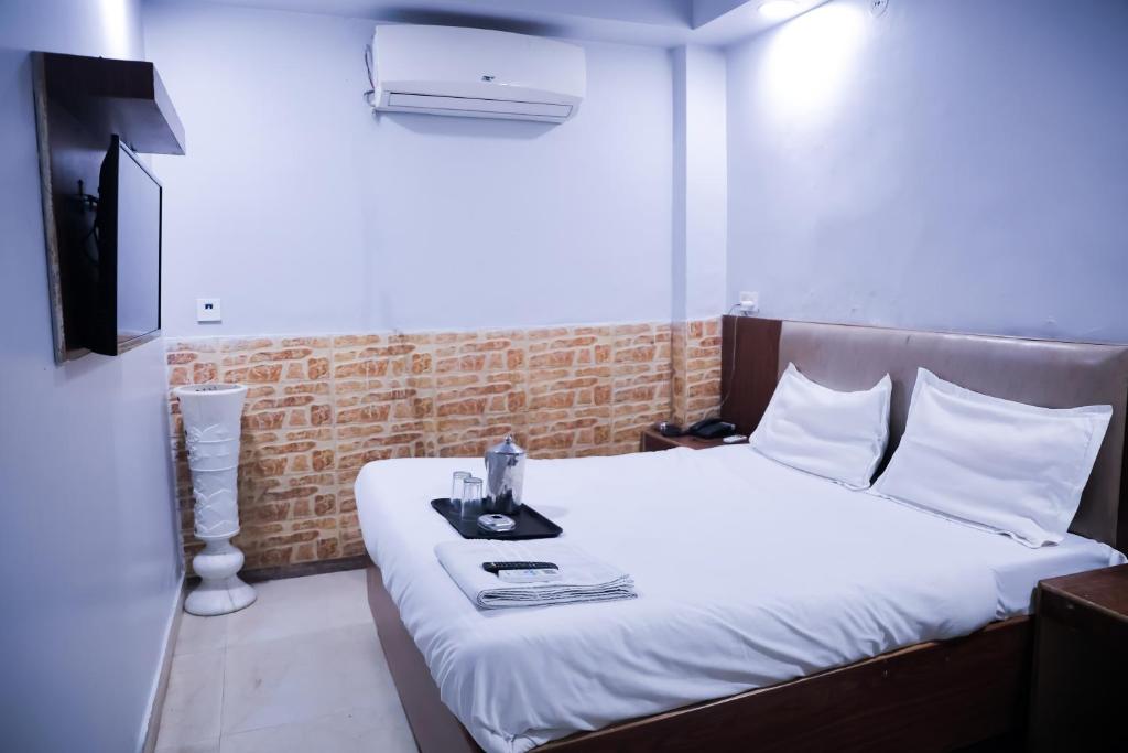 Habitación de hotel con cama y TV en Hotel In laxmi nagar - Mannat Stay, en Nueva Delhi