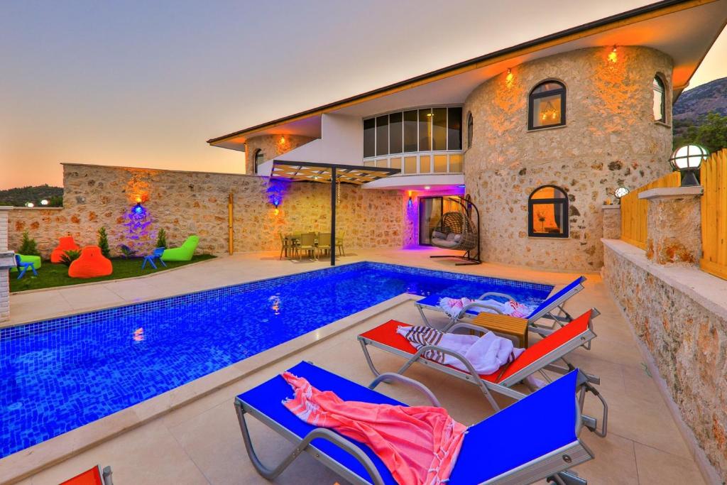 Casa con piscina y casa en Villa Sandak 1, en Bulmaç