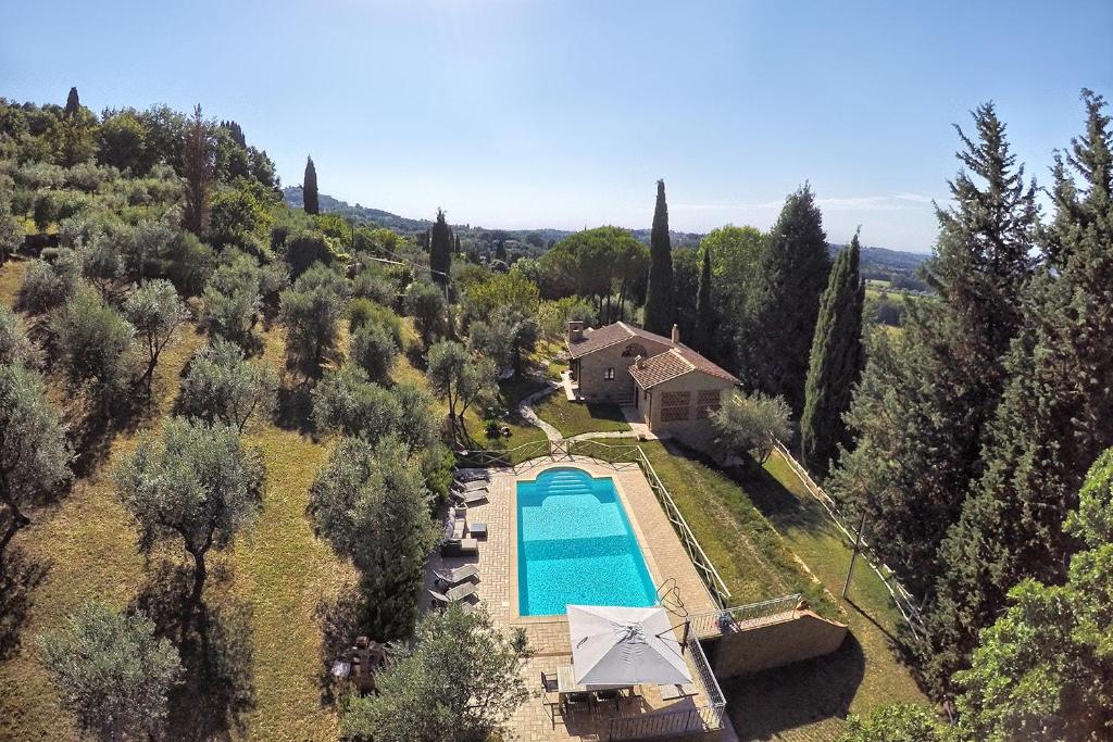 - une vue aérienne sur une maison avec une piscine dans l'établissement Villa Rivoltino di Sopra Volterra, à Montaperti