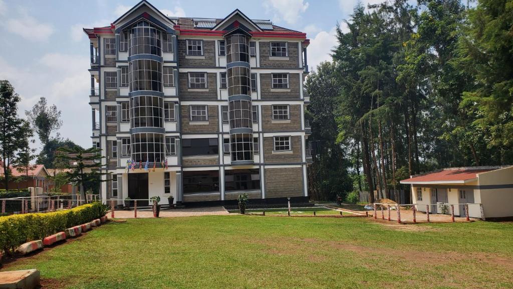 基塔萊的住宿－Le-voyage Resort Kitale，前面有草地庭院的大建筑