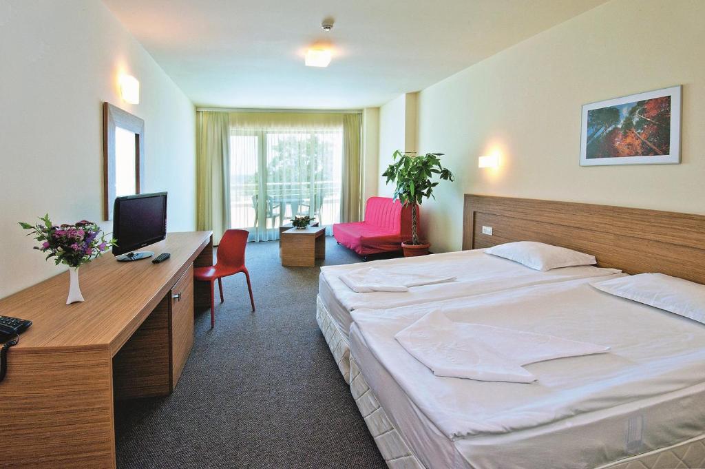 Postel nebo postele na pokoji v ubytování Jeravi Club Hotel - All Inclusive