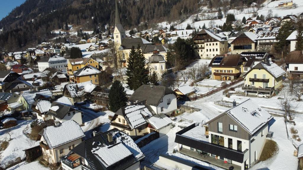 ザンクト・ミヒャエル・イム・ルンガウにあるFerienwohnung Siri Zentrum mit Gartenの雪に覆われた村の空中風景