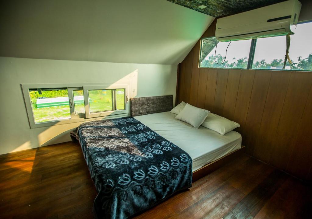 Postel nebo postele na pokoji v ubytování JC Den Private Villas Kochi by VOYE HOMES