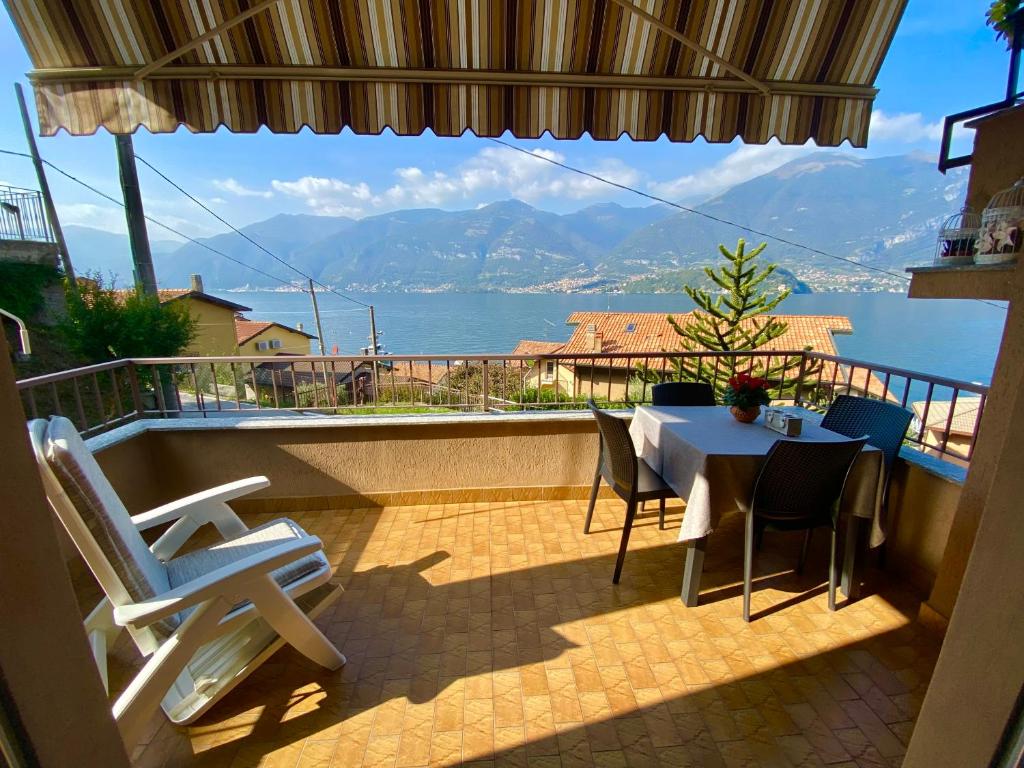 d'une terrasse avec une table et des chaises sur un balcon. dans l'établissement Sofia apartment near Bellagio, à Lezzeno