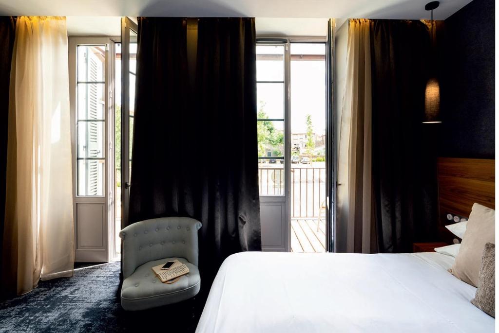 Postel nebo postele na pokoji v ubytování Fac & Spera -Hôtel & Spa