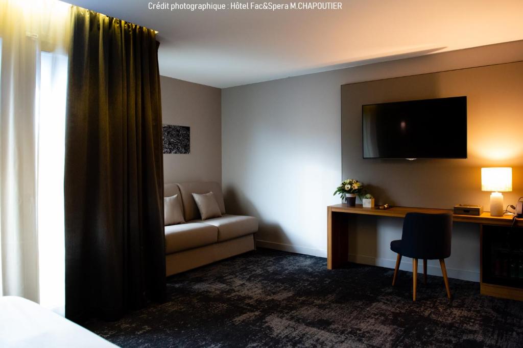 TV a/nebo společenská místnost v ubytování Fac & Spera -Hôtel & Spa