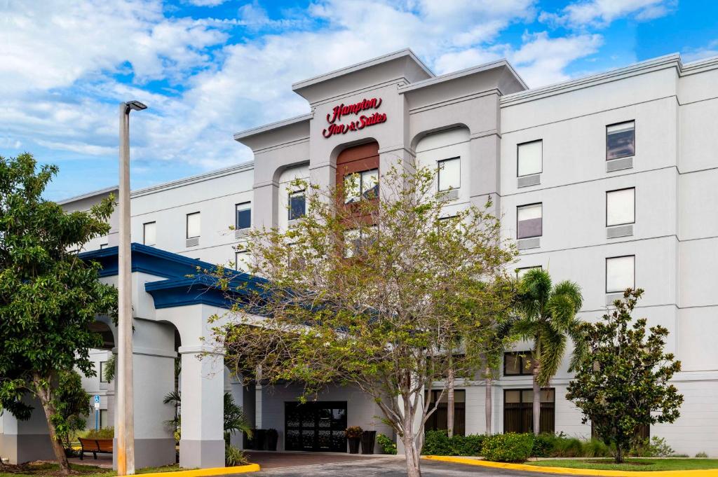 een weergave van de voorkant van het hotel bij Hampton Inn & Suites Ft. Lauderdale/West-Sawgrass/Tamarac, FL in Tamarac