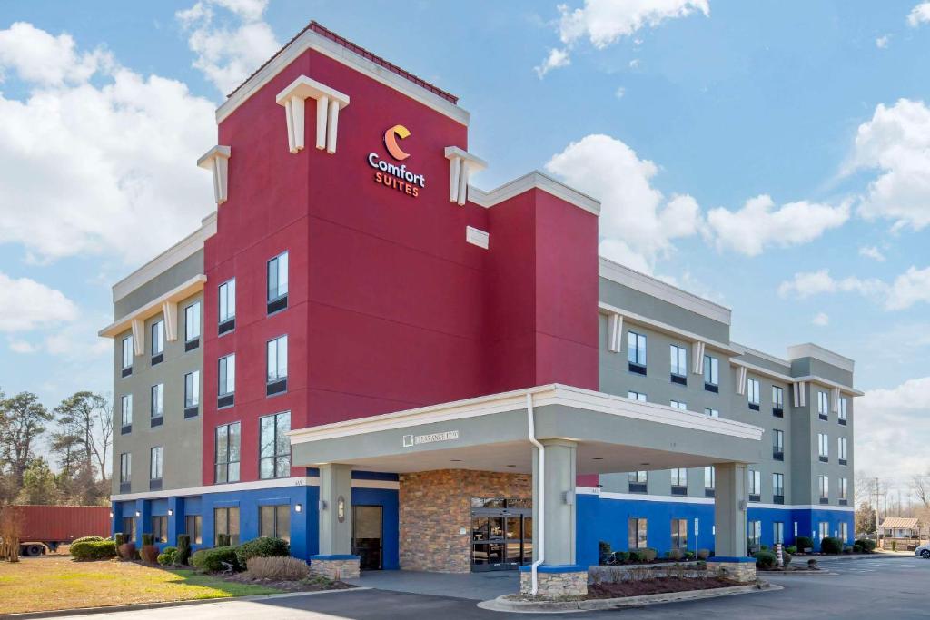un edificio rojo con un letrero de hotel en Comfort Suites Wilson - I - 95, en Wilson